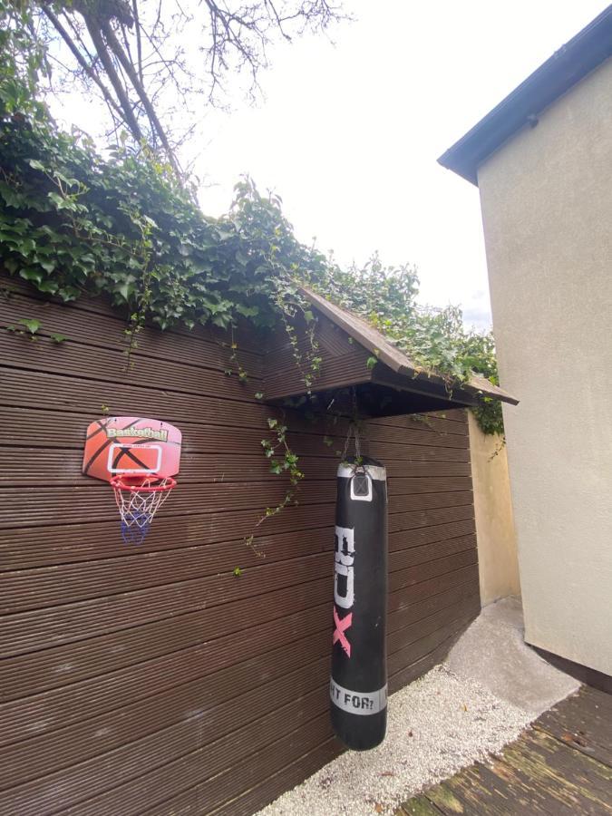 Town Villa With Charming Garden, Bbq Area & Sleeps 6 캐셜 외부 사진