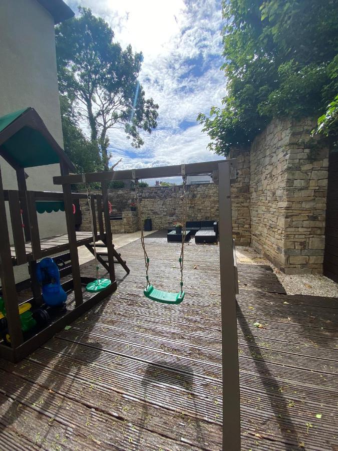 Town Villa With Charming Garden, Bbq Area & Sleeps 6 캐셜 외부 사진
