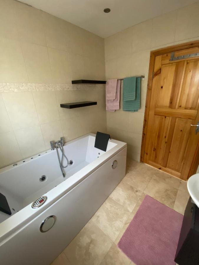 Town Villa With Charming Garden, Bbq Area & Sleeps 6 캐셜 외부 사진