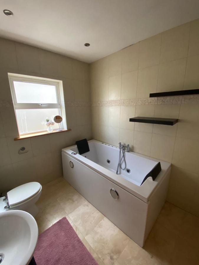 Town Villa With Charming Garden, Bbq Area & Sleeps 6 캐셜 외부 사진
