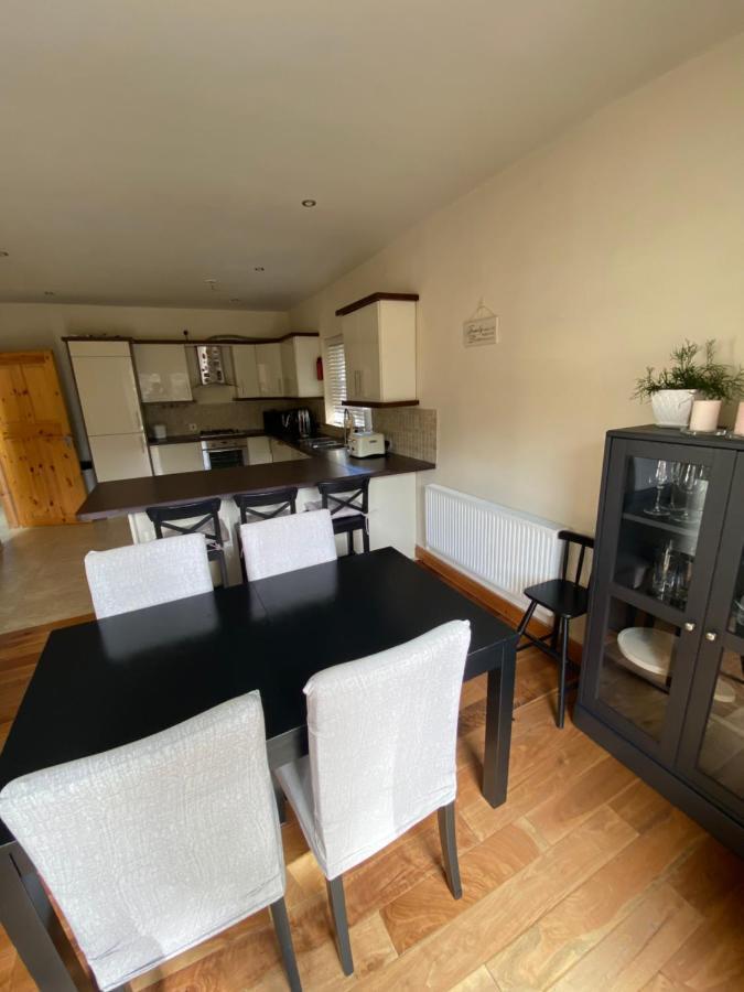 Town Villa With Charming Garden, Bbq Area & Sleeps 6 캐셜 외부 사진
